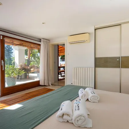 Near Ibiza Town Sleeps 11 To 13 Guests Villa Can Furnet